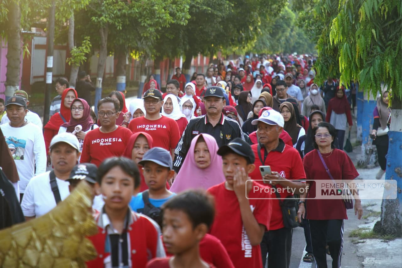 Jalan Santai di Kelurahan Kartoharjo, Wali Kota Ajak Warga Jaga Kondusivitas Kota