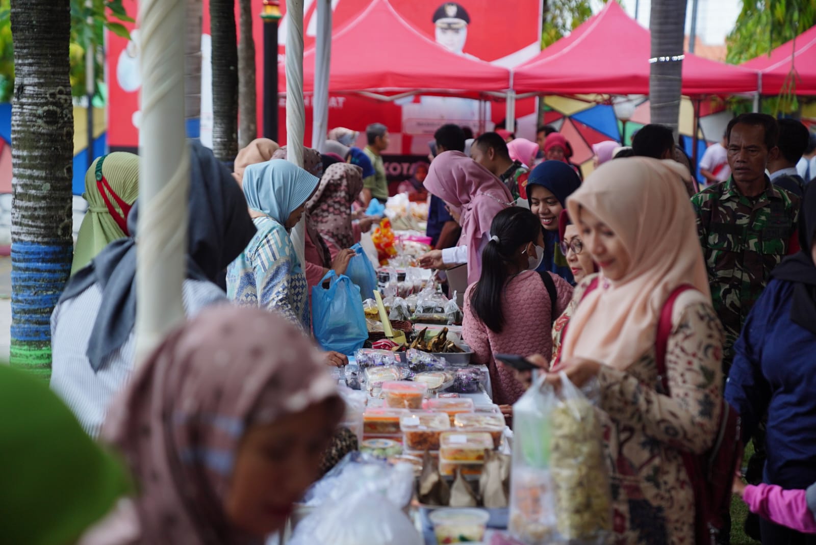 Buka Bazar UMKM Di Manguharjo, Wali Kota Ajak Pengusaha Siap Sambut Pemudik
