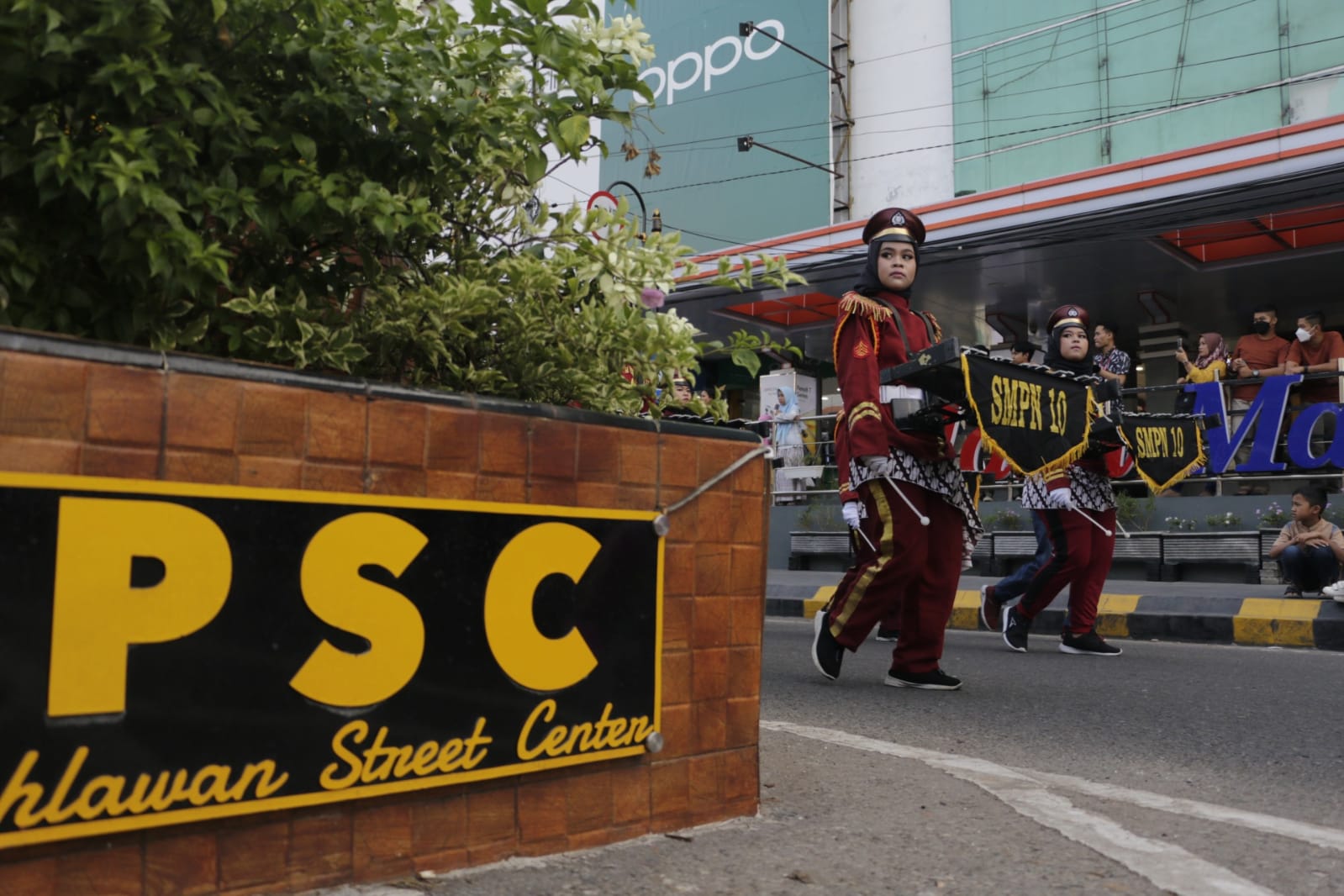 Tampilkan PBB Kreasi dan Drumband yang Menarik, Parade Senja Sukses Jadi Daya Tarik Wisatawan