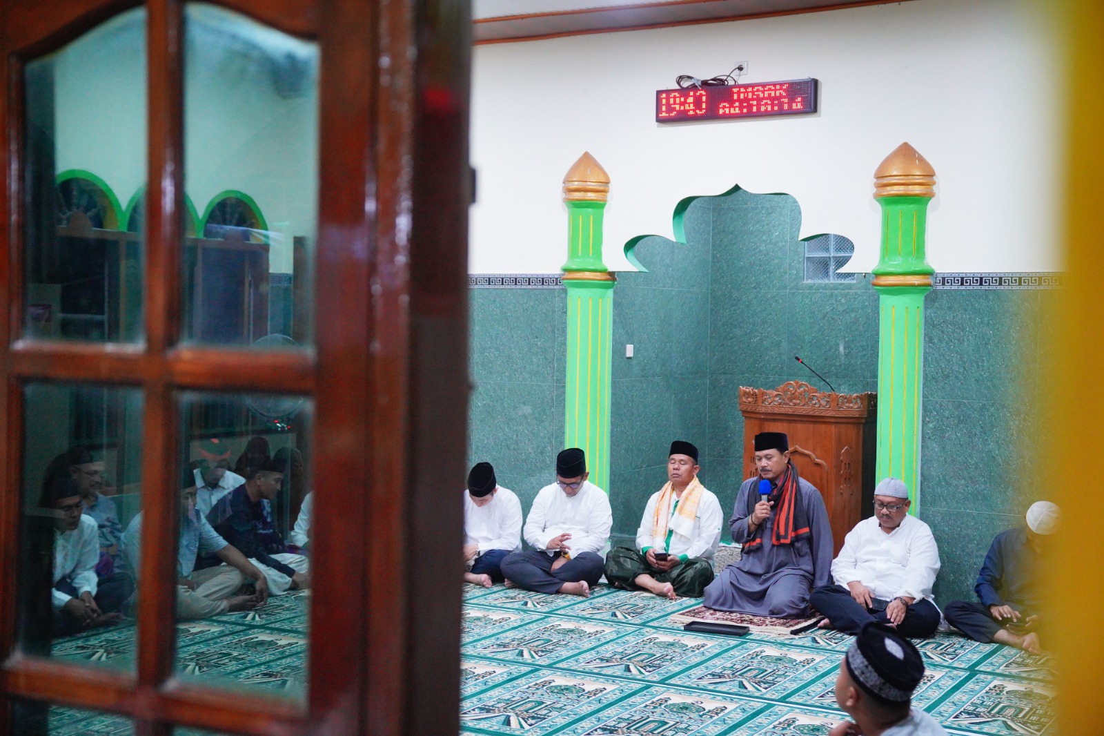 Salat Isya dan Tarawih Safari Ramadan di Masjid Al Ifaqoh, Wali Kota Ajak Warga Tingkatkan Ibadah