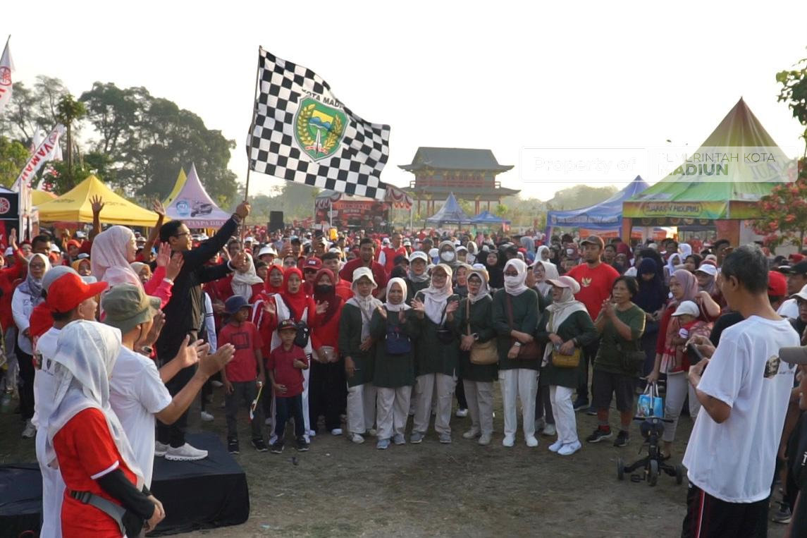 Plt Wali Kota Berangkatkan Jalan Santai di Kampung Jepang Banjarejo, Dorong Kebersamaan dan Ekonomi Warga