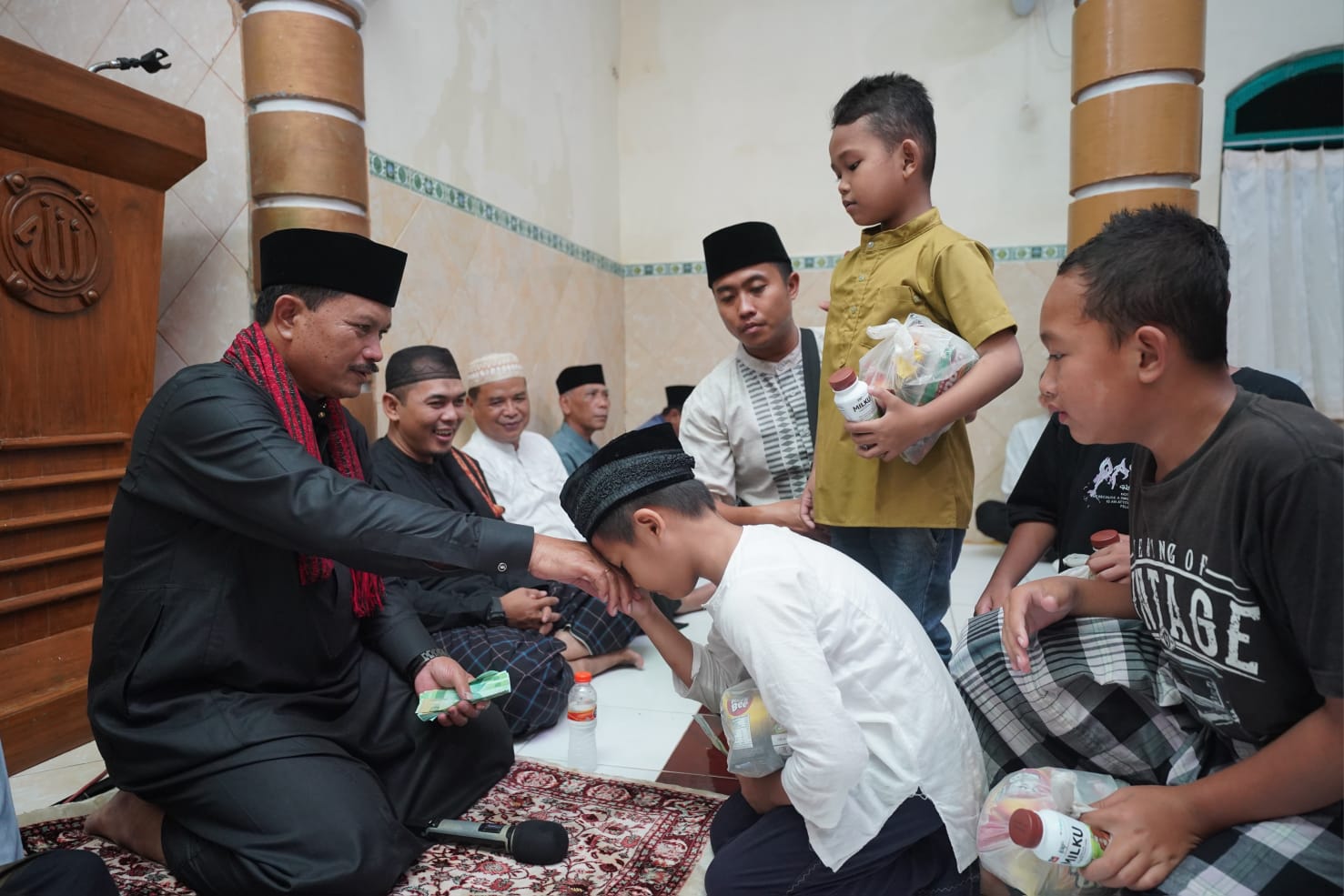 Salat Isya di Masjid Baiturohman Kelurahan Rejomulyo, Jamaah Minta Bantuan Rp 10 Juta, Wali Kota Kasih Rp 15 Juta