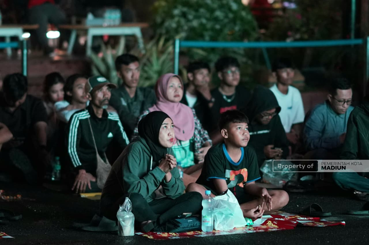 Sempat Diguyur Hujan, Ratusan Warga Tetap Antusias Nobar Final FIFA Series 2026 di Balai Kota Madiun