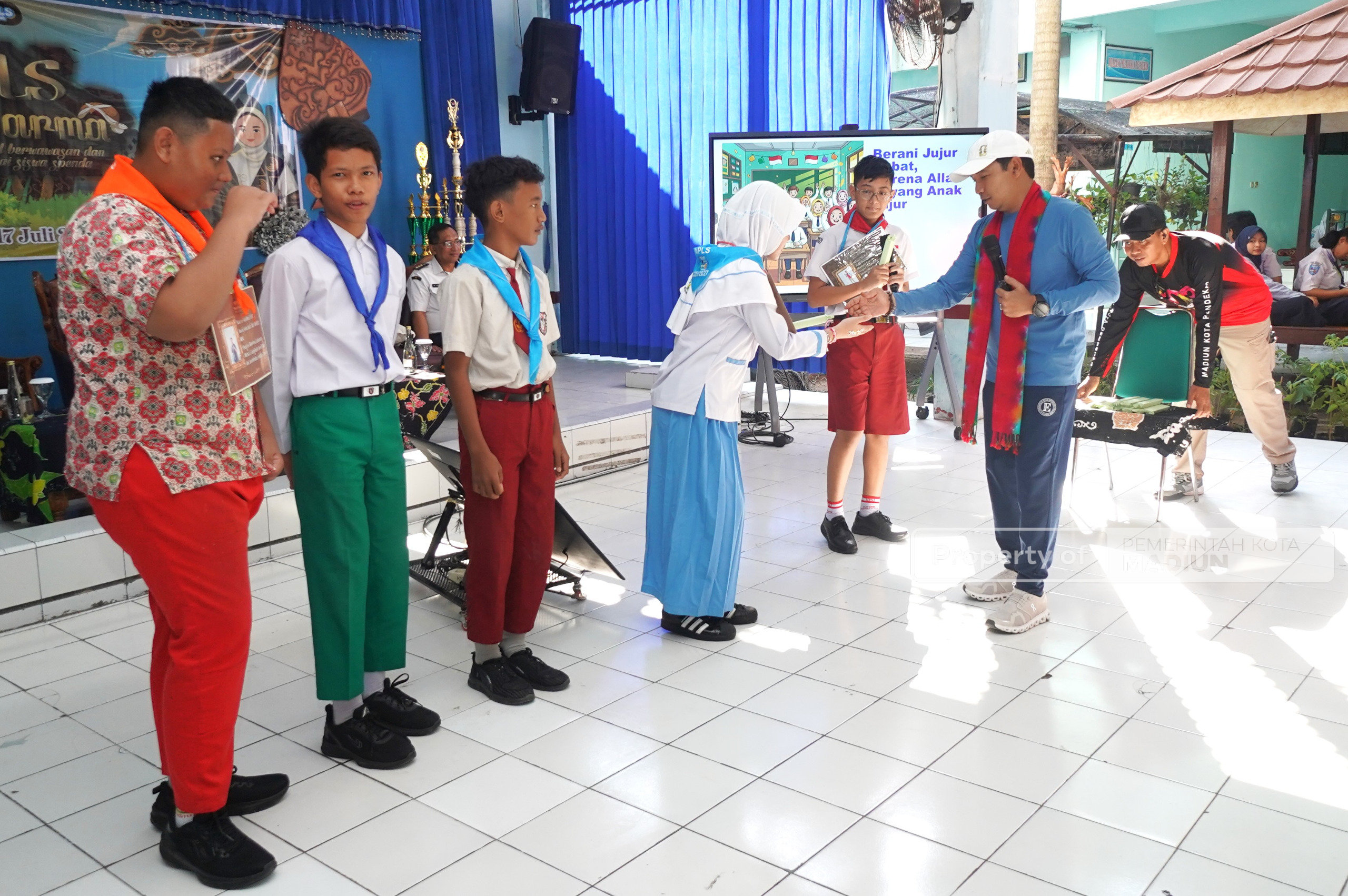 Tanamkan Nilai Antikorupsi dan Bijak Berteknologi, Plt Wali Kota Madiun Beri Motivasi Siswa Baru SMPN 2 Saat MPLS