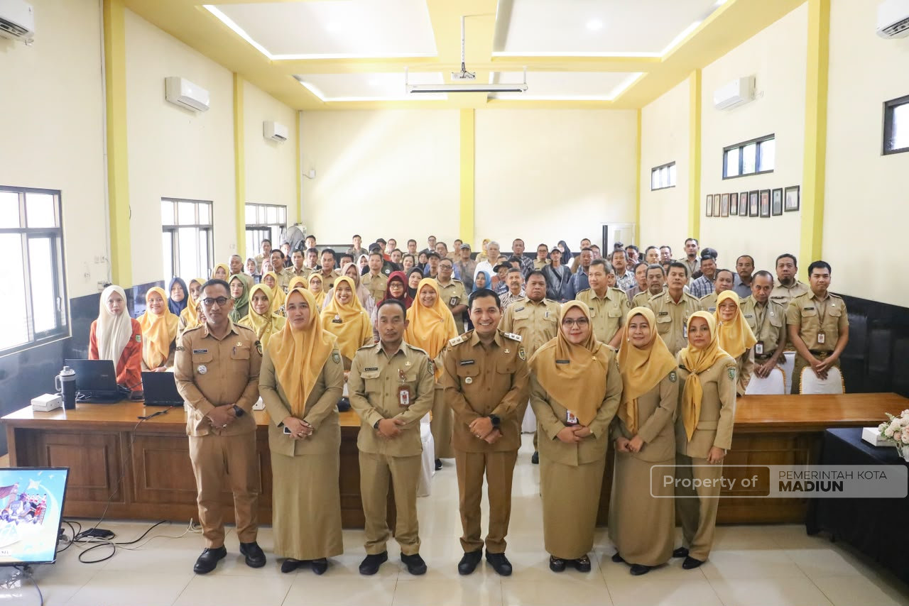 Beri Pembinaan PKL, Plt Wali Kota Tegaskan PKL Wajib Jaga Kebersihan