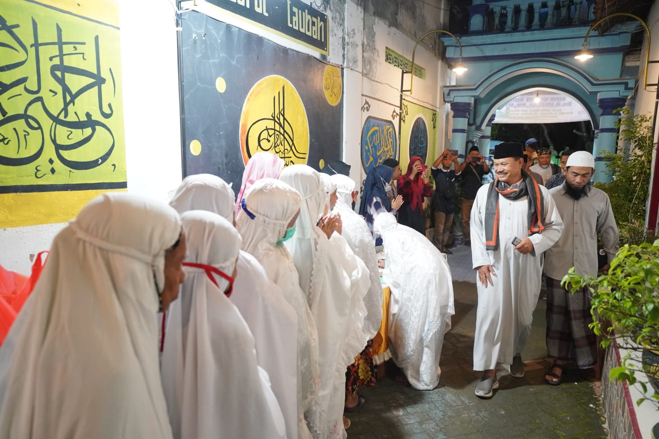 Salat Isya di Masjid Al-Furqon, Wali Kota Belanja Masalah Langsung dari Jamaah