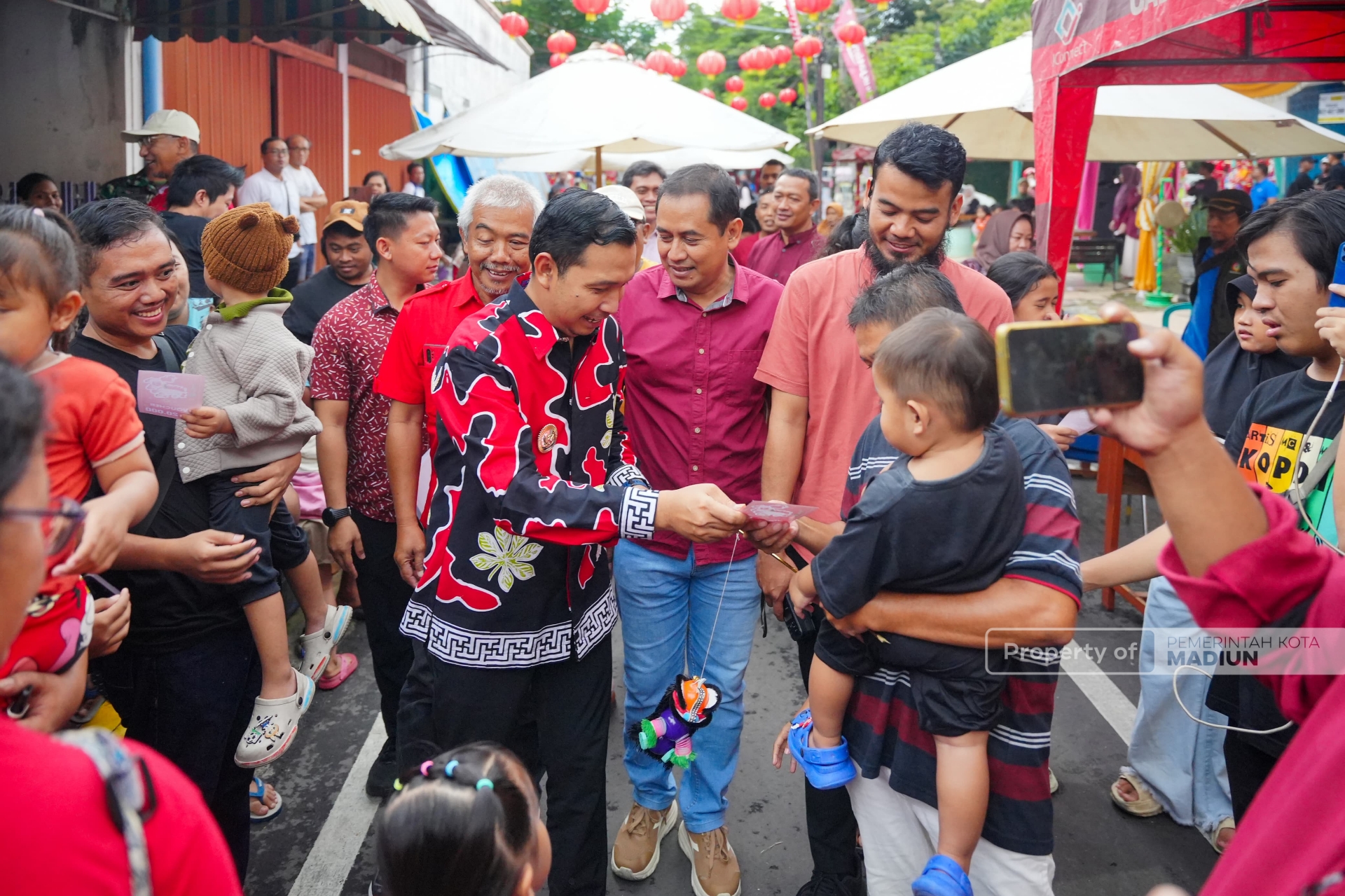 Bazar Imlek Barito Resmi Dibuka, Plt Wali Kota Madiun Dorong Kawasan Pecinan Jadi Destinasi Wisata Kuliner
