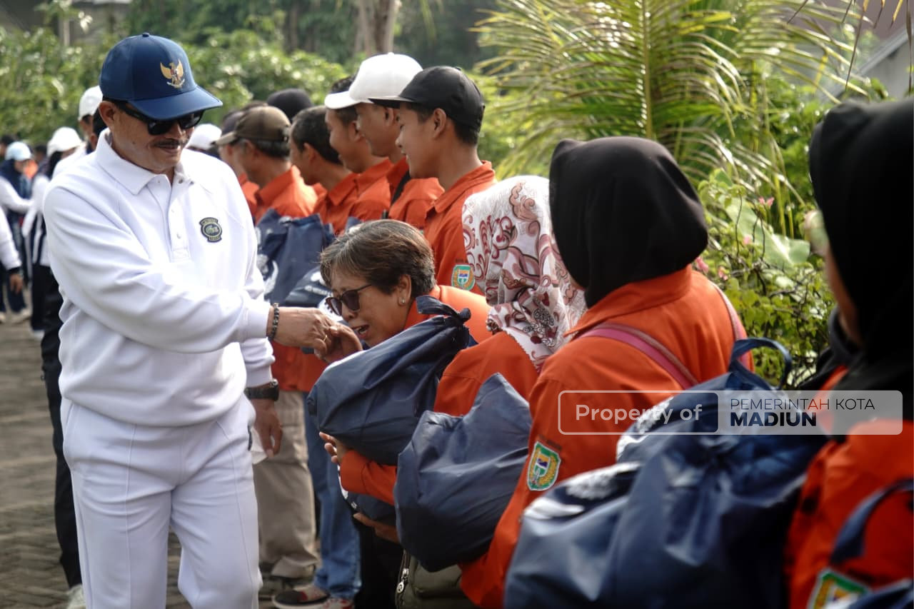 Peringati HUT KORPRI ke-54, Wali Kota Madiun Gowes hingga Serahkan Bantuan Sembako untuk Relawan Kebersihan