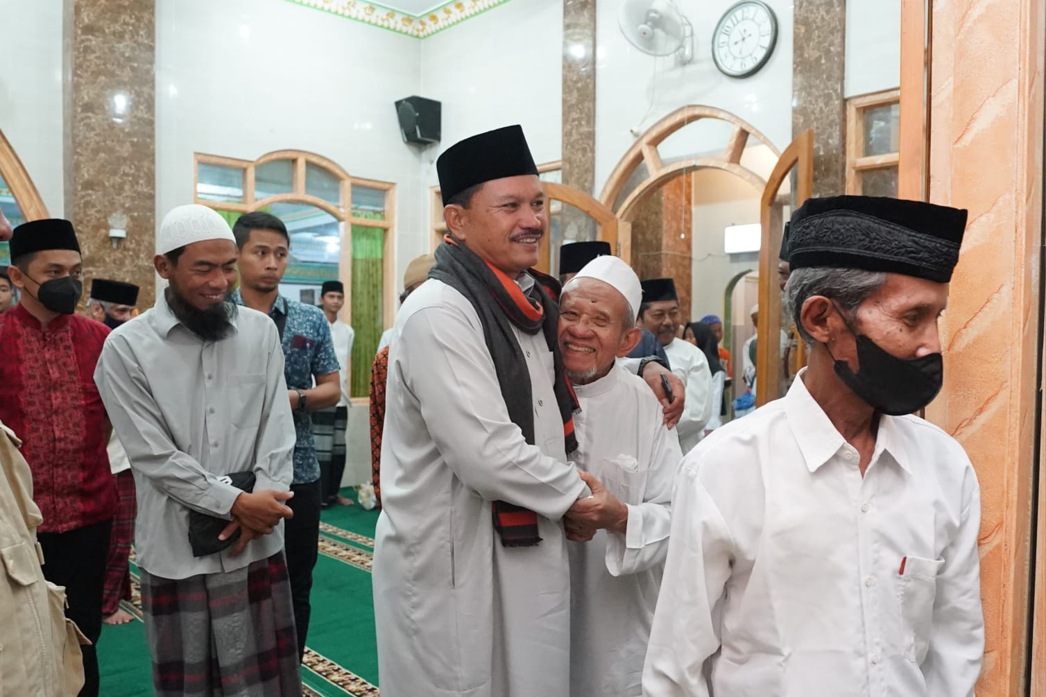 Salat Isya di Masjid Al-Furqon, Wali Kota Belanja Masalah Langsung dari Jamaah