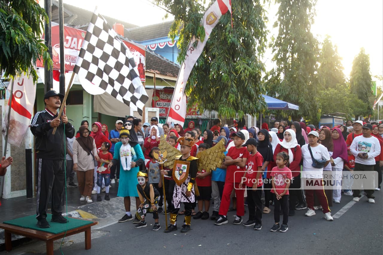 Jalan Santai di Kelurahan Kartoharjo, Wali Kota Ajak Warga Jaga Kondusivitas Kota