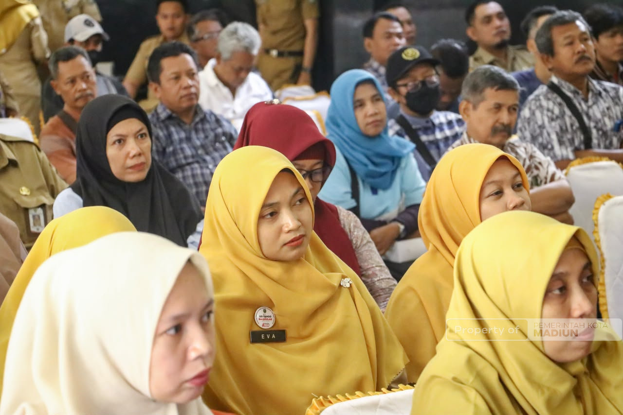 Beri Pembinaan PKL, Plt Wali Kota Tegaskan PKL Wajib Jaga Kebersihan