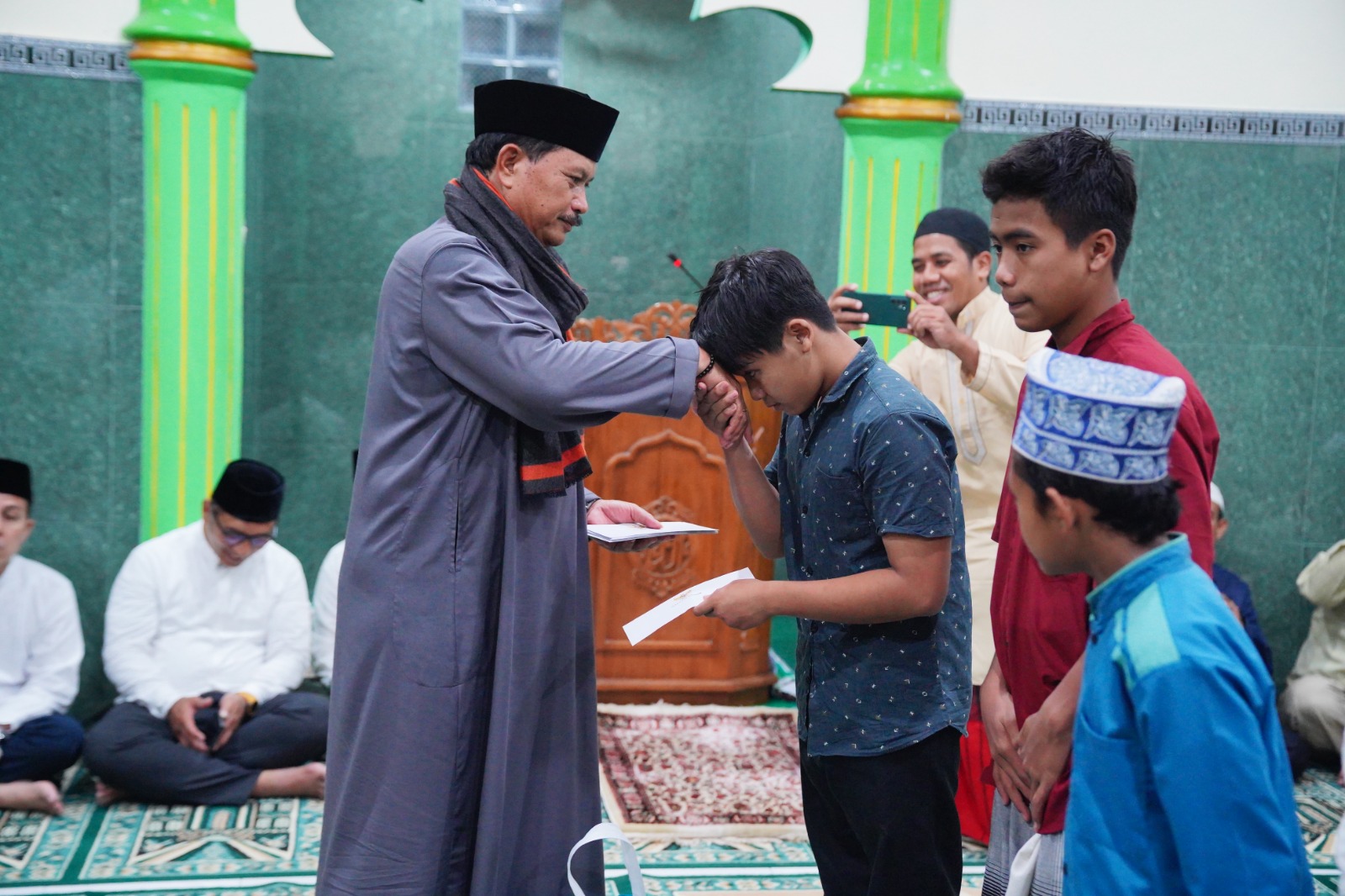 Salat Isya dan Tarawih Safari Ramadan di Masjid Al Ifaqoh, Wali Kota Ajak Warga Tingkatkan Ibadah