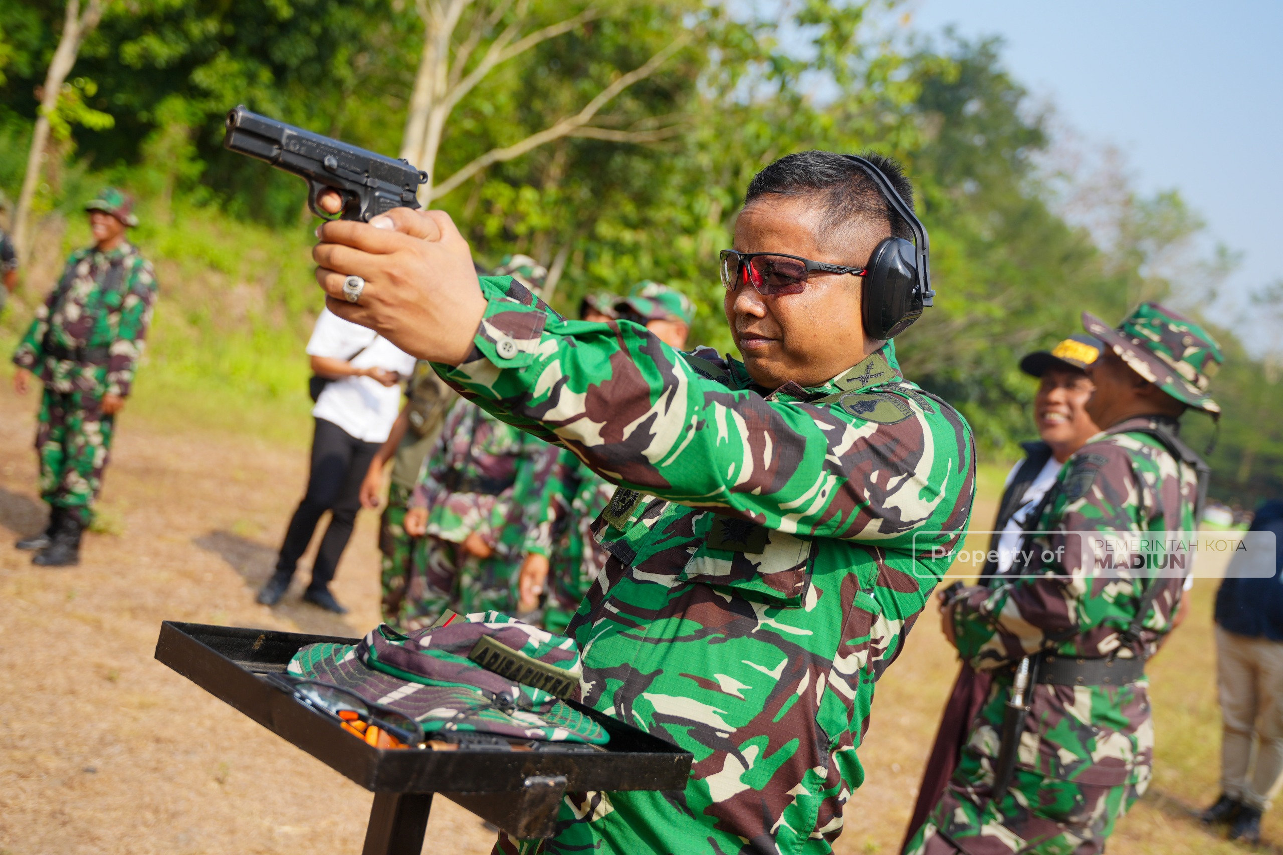 Perkuat Sinergi, Plt Wali Kota Madiun Asah Fokus dalam Latihan Menembak