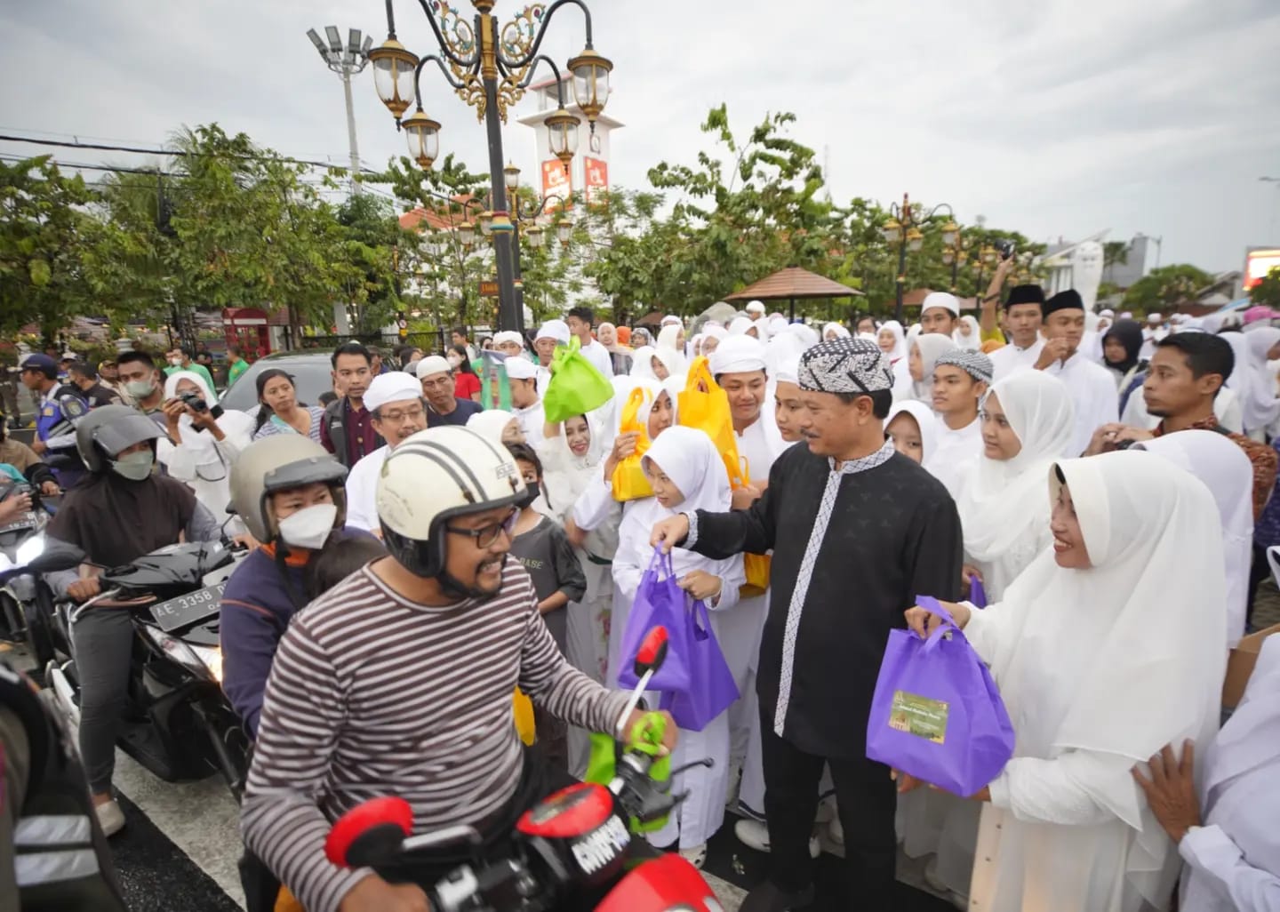 Bagi Takjil Dengan UMKM Dan SMPN 1, Wali Kota : Ajang Pelajaran Peduli Sesama