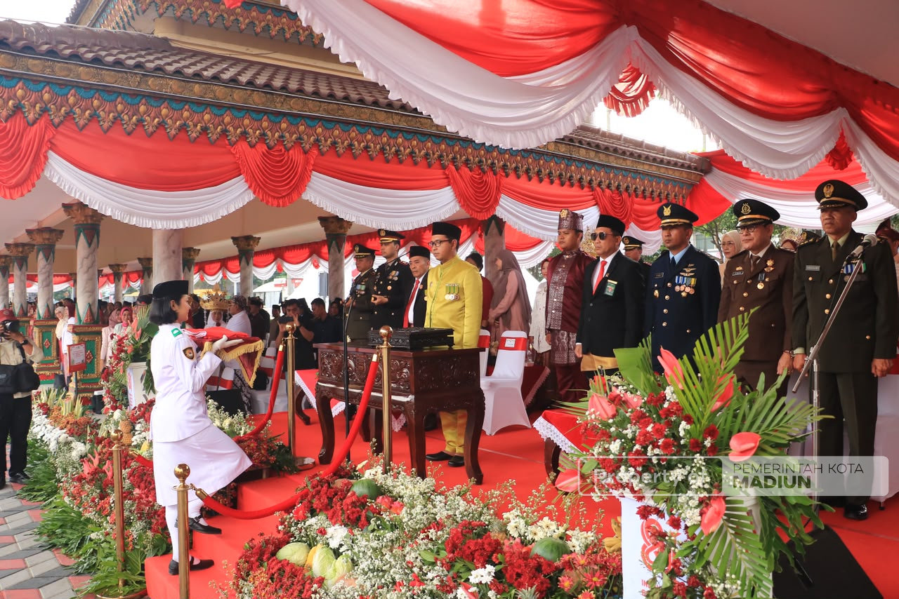 Gelar Upacara Penurunan Sang Merah Putih, Plt Wali Kota Madiun Apresiasi Perjuangan Paskibraka