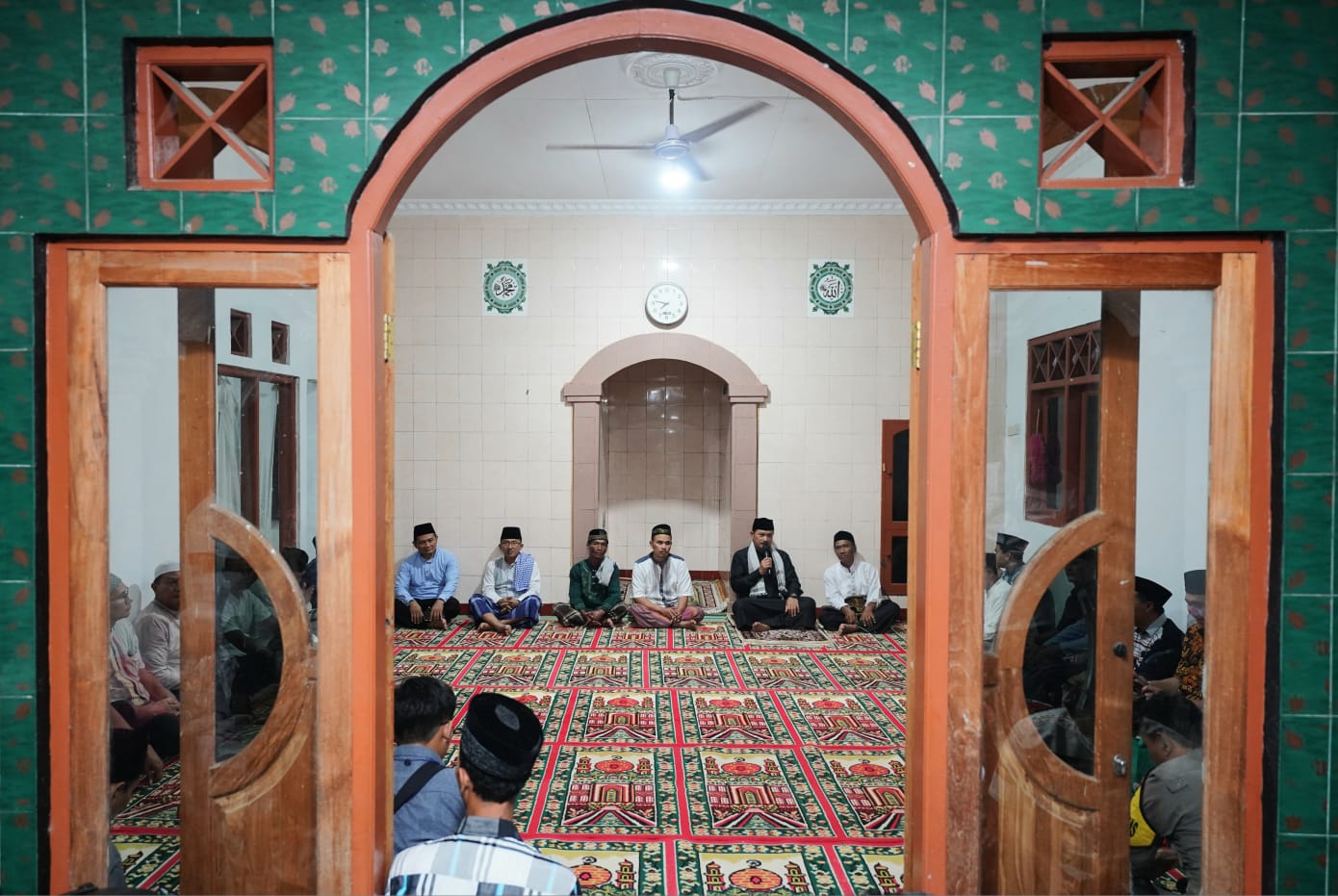Gelar Safari Ramadhan, Wali Kota Ikuti Shalat Isya Dan Tarawih Di Mushola Al Ikhlas Bersama Warga