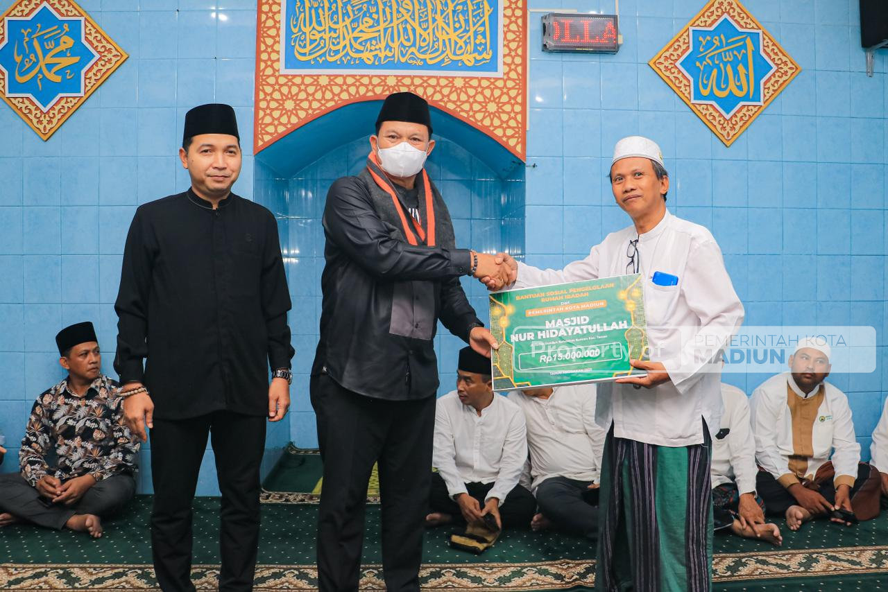 Pererat Silaturahmi, Wali Kota Madiun Hadiri Sholat Isya Bersama Warga Jalan Citarum di Mushola Al Barokah