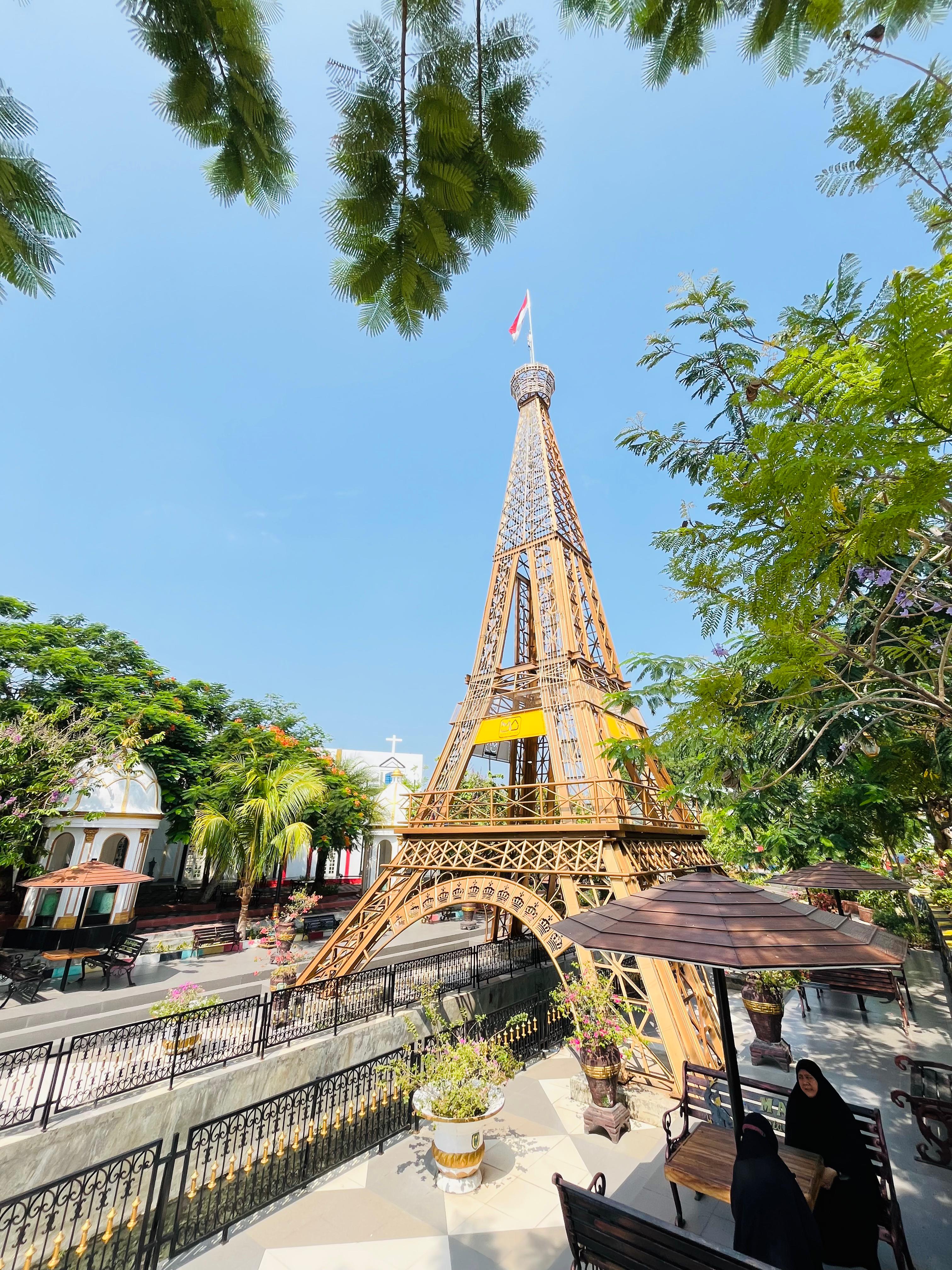 Replika Menara Eiffel