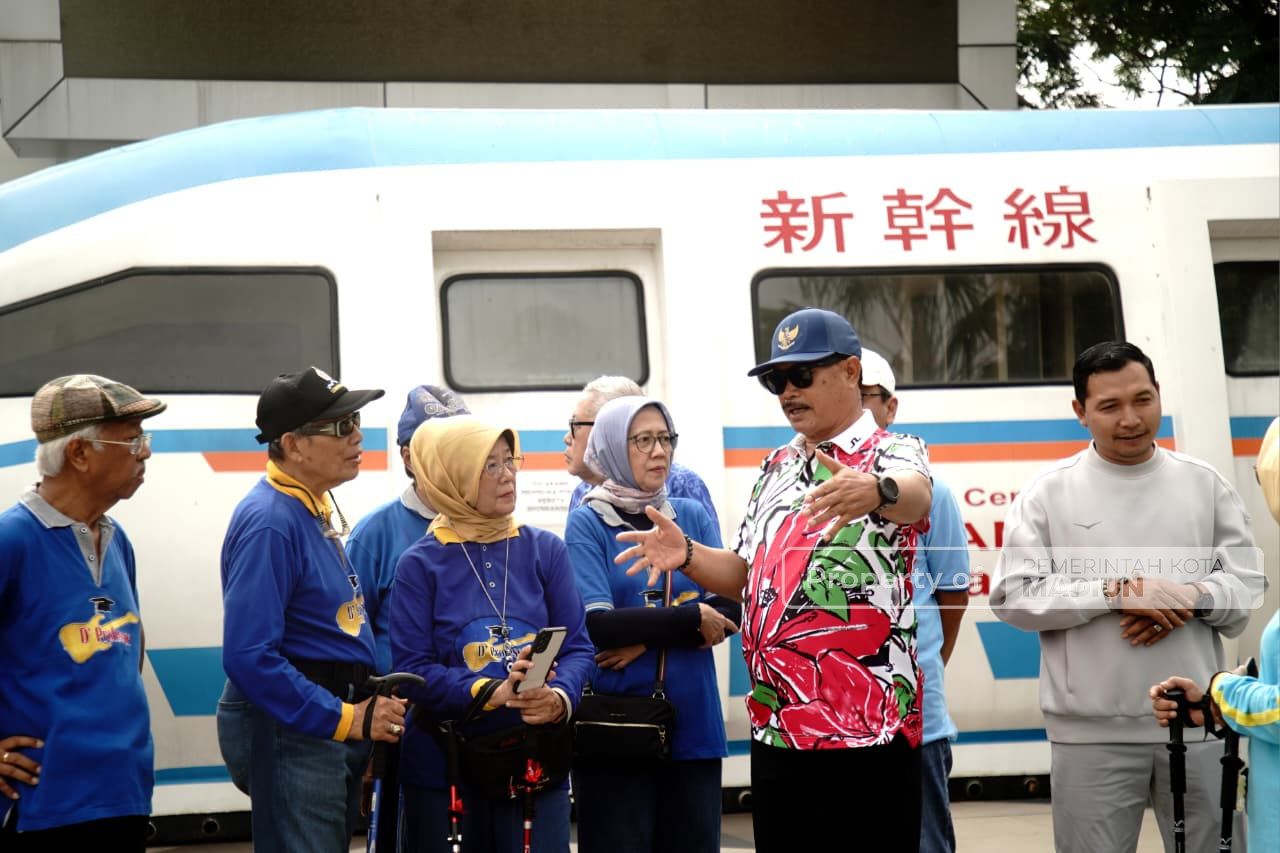 Olahraga Bersama Para Profesor Unair, Wali Kota Kenalkan Kota Sekaligus Minta Saran Masukan