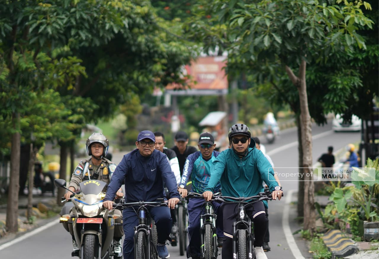 Tinjau Kawasan Perbatasan, Plt Wali Kota Madiun Tekankan Kualitas Infrastruktur Penunjang Ekonomi saat Gowes Pagi