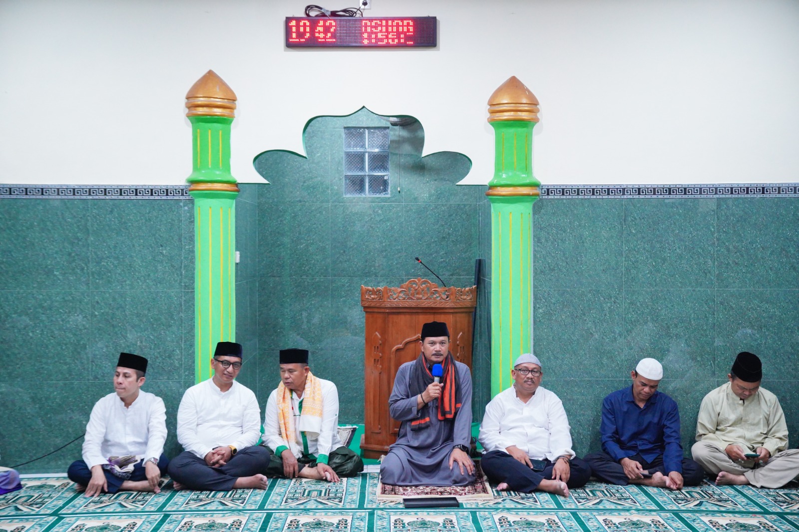 Salat Isya dan Tarawih Safari Ramadan di Masjid Al Ifaqoh, Wali Kota Ajak Warga Tingkatkan Ibadah