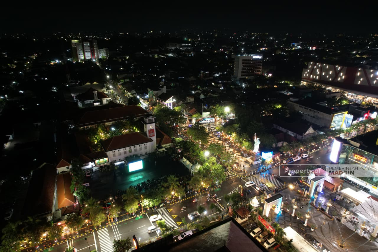 Sempat Diguyur Hujan, Ratusan Warga Tetap Antusias Nobar Final FIFA Series 2026 di Balai Kota Madiun