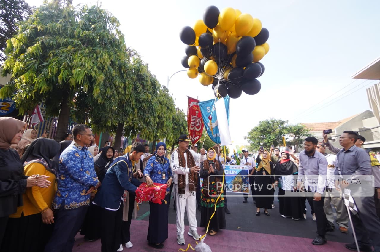 Meriah! Wali Kota Madiun Berangkatkan Pawai HUT ke-79 SMPN 2 Madiun