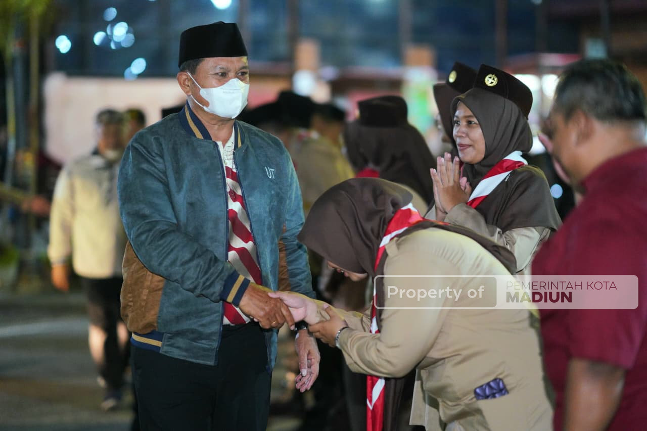 Tandai Dibukanya Jambore Ranting Manguharjo, Wali Kota Madiun Nyalakan Api Unggun