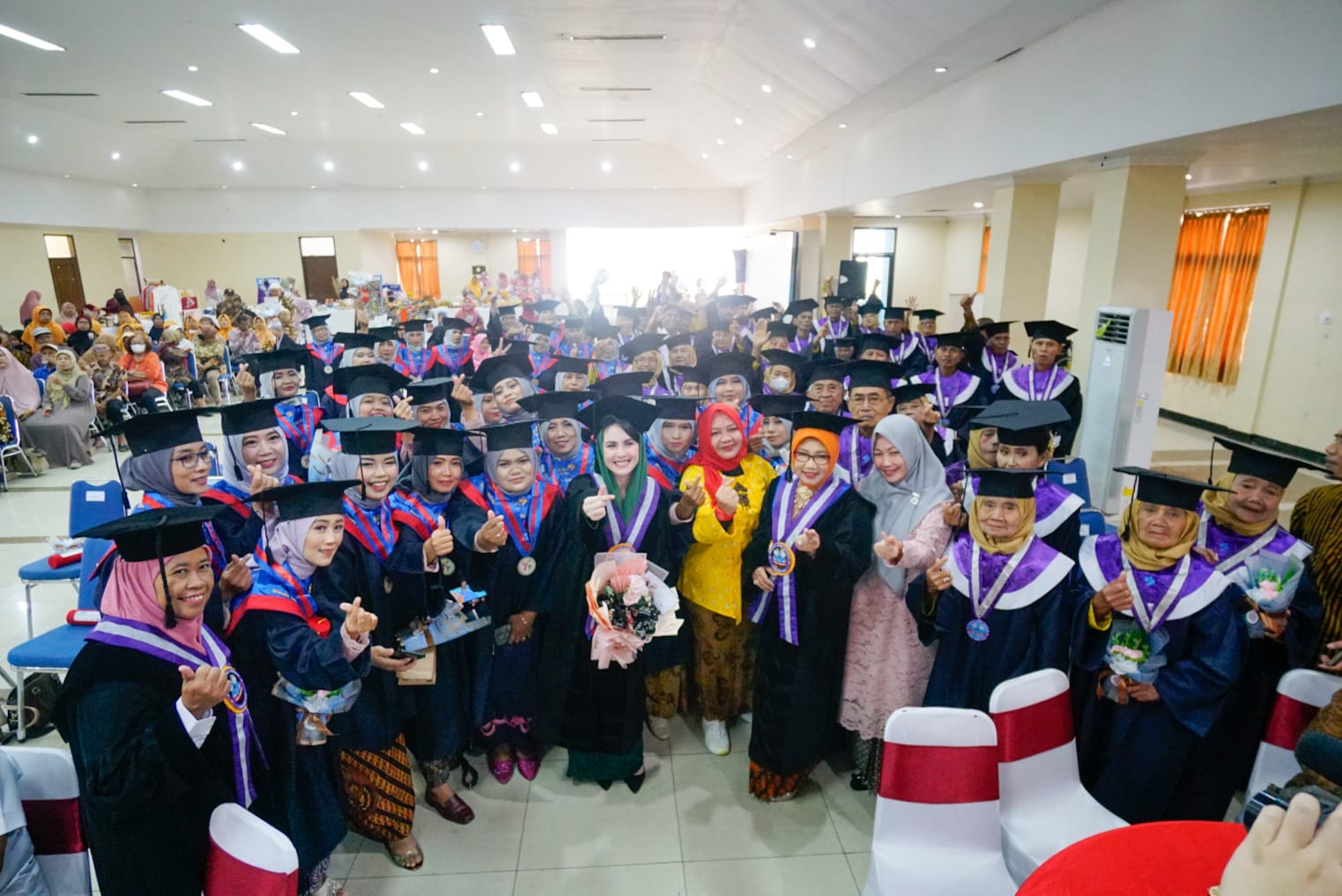 Selesaikan Pendidikan SOTH dan Selantang, Emak-Emak dan Lansia Laksanakan Wisuda