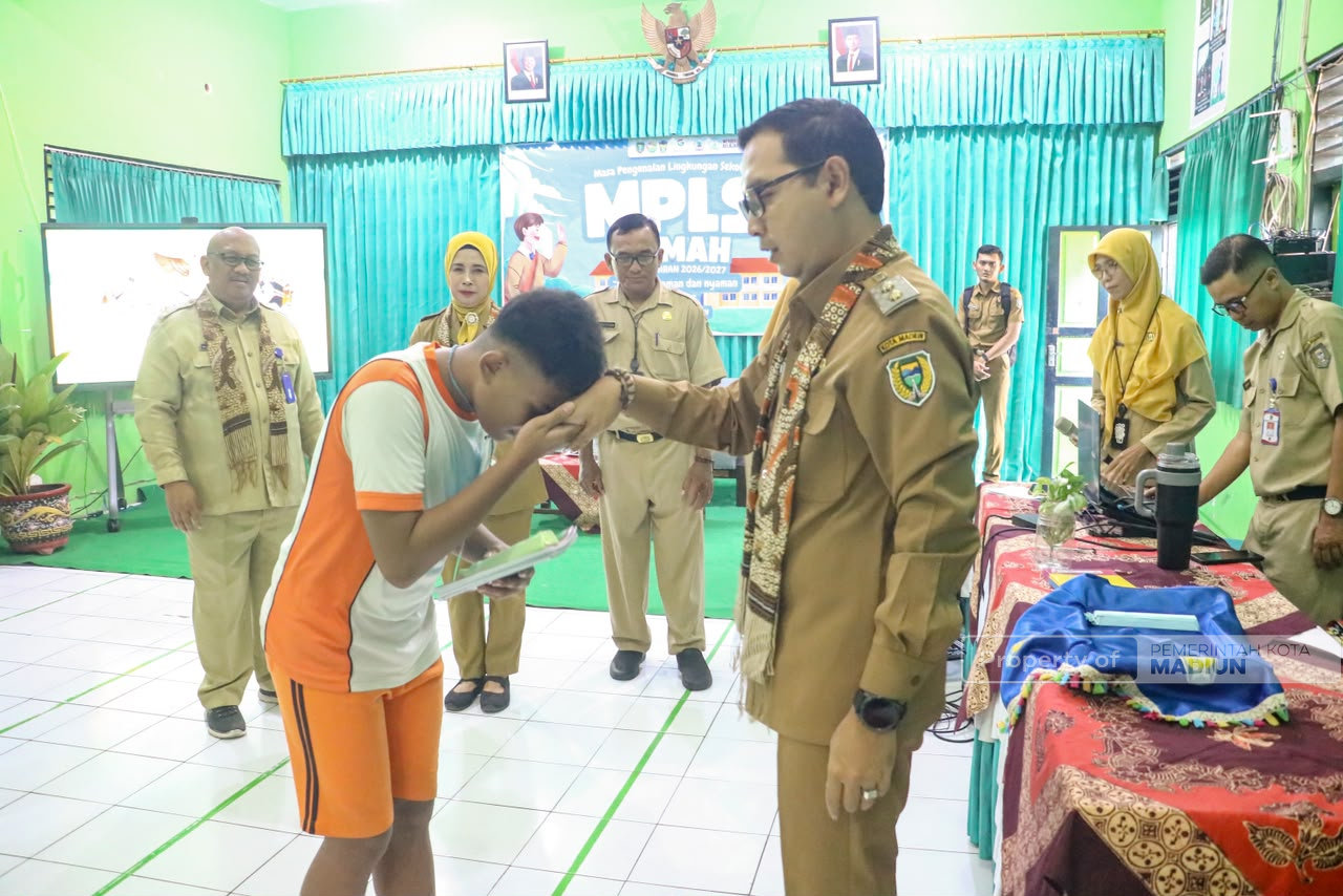 Isi MPLS di SMPN 11, Plt Wali Kota Madiun Tanamkan Nilai Antikorupsi dan Bijak Bermedia Digital