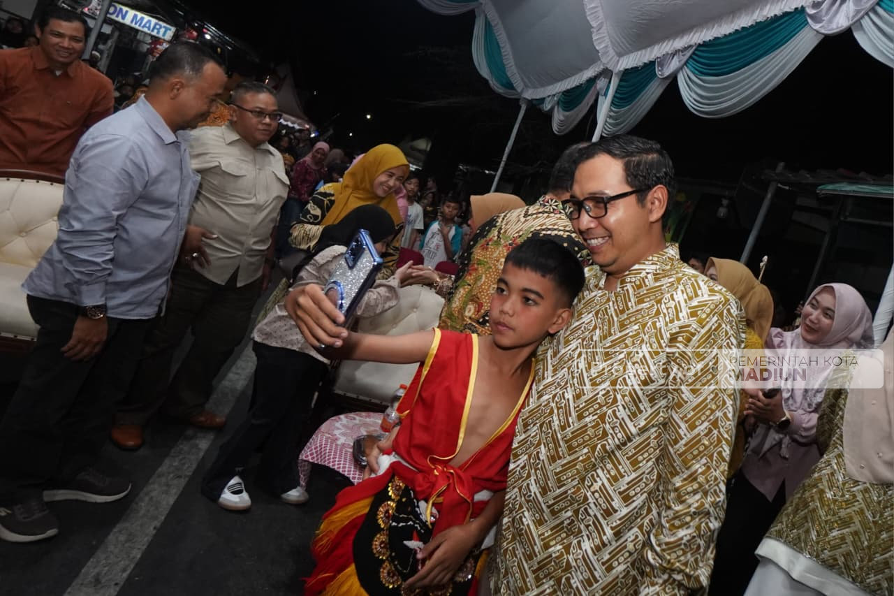 Hadiri Puncak Bersih Desa Madiun Lor, Plt Wali Kota Apresiasi Kreativitas Warga