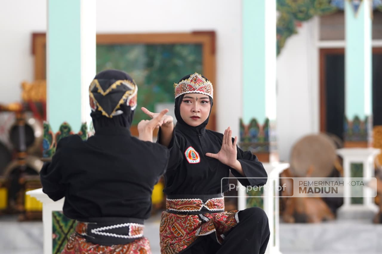 Hadiri Rakerwil BEM-SI Jawa Timur, Wagub Emil: Pemerintah Selalu Terbuka Mendengarkan Suara Mahasiswa