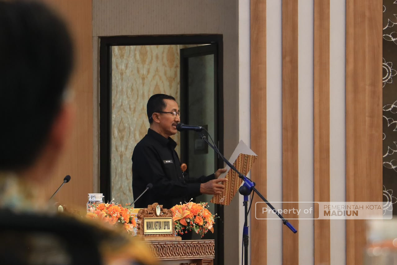 Sampaikan Nota Penjelasan Empat Raperda, Plt Wali Kota Madiun Tekankan Penyesuaian Regulasi