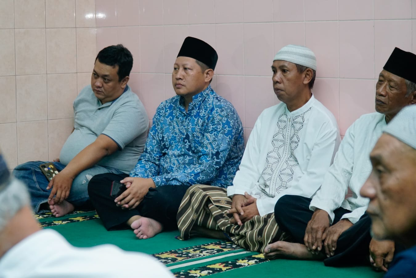 Shalat Isya Berjamaah Di Masjid Al Falah, Wali Kota Ajak Masyarakat Jaga Kerukunan