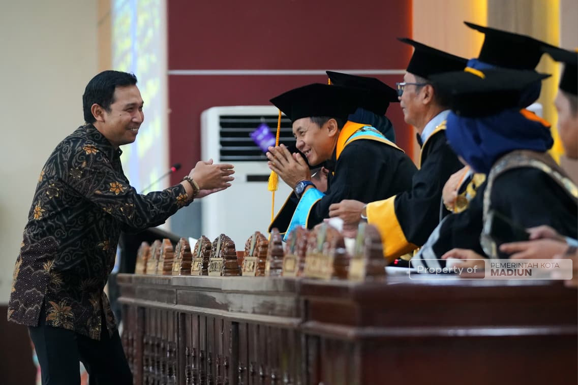 Hadiri Wisuda Unipma, Plt Wali Kota Kita Entaskan Kemiskinan Melalui Pendidikan