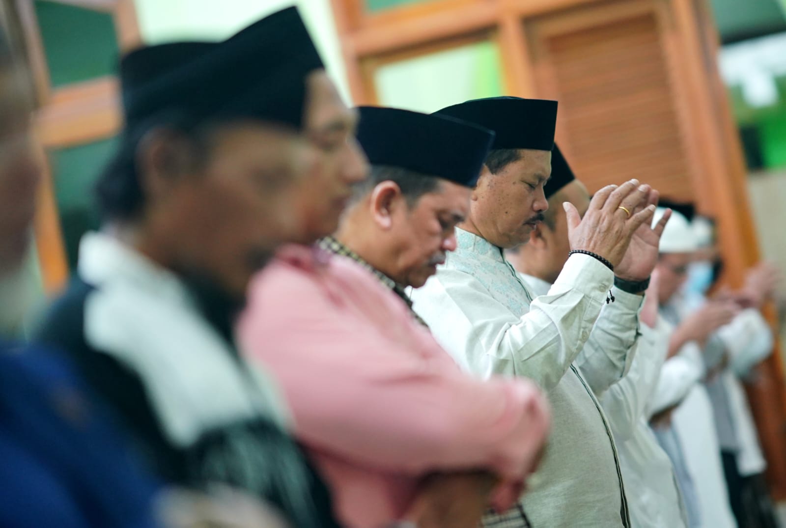 Salat Isya di Masjid Al Mujahidin Manisrejo, Wali Kota Terima Berbagai Usulan dari Warga