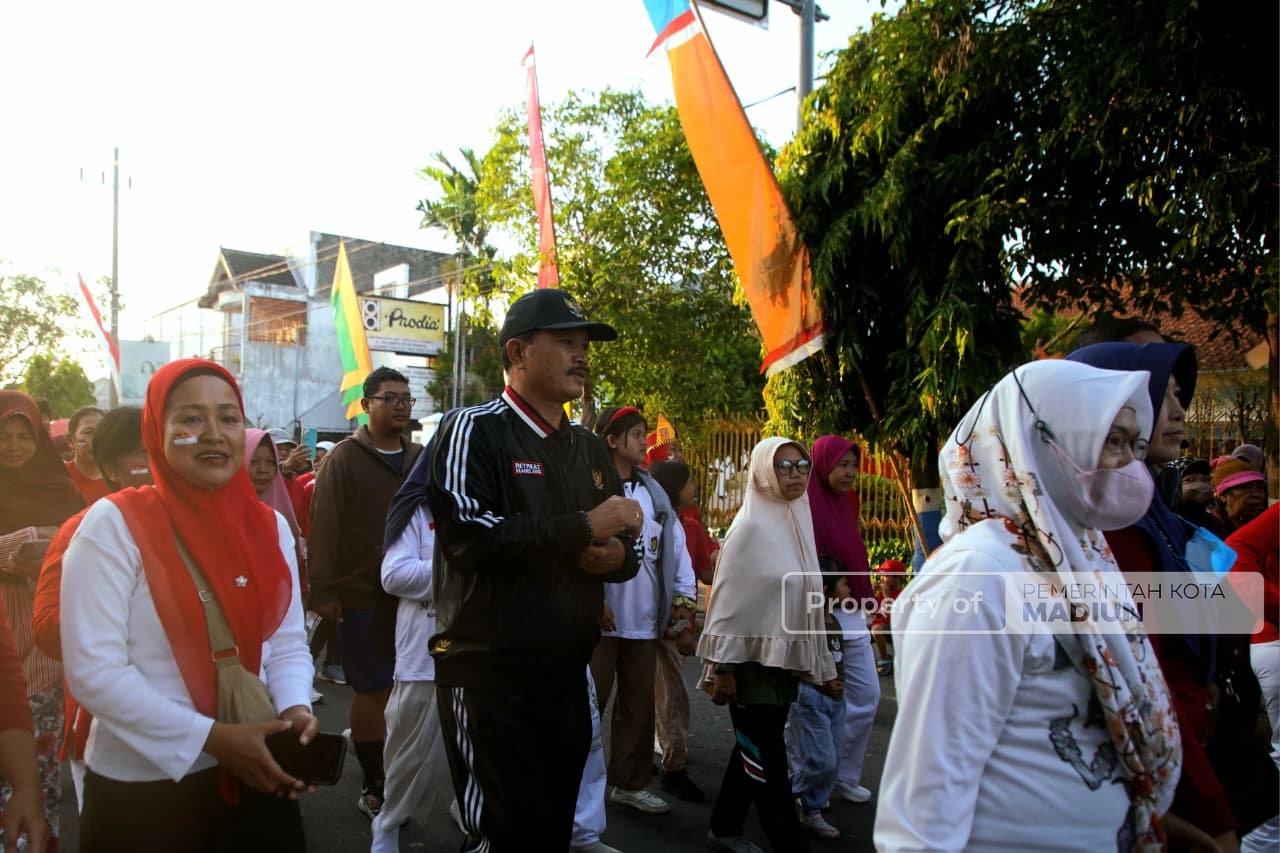 Jalan Santai di Kelurahan Kartoharjo, Wali Kota Ajak Warga Jaga Kondusivitas Kota