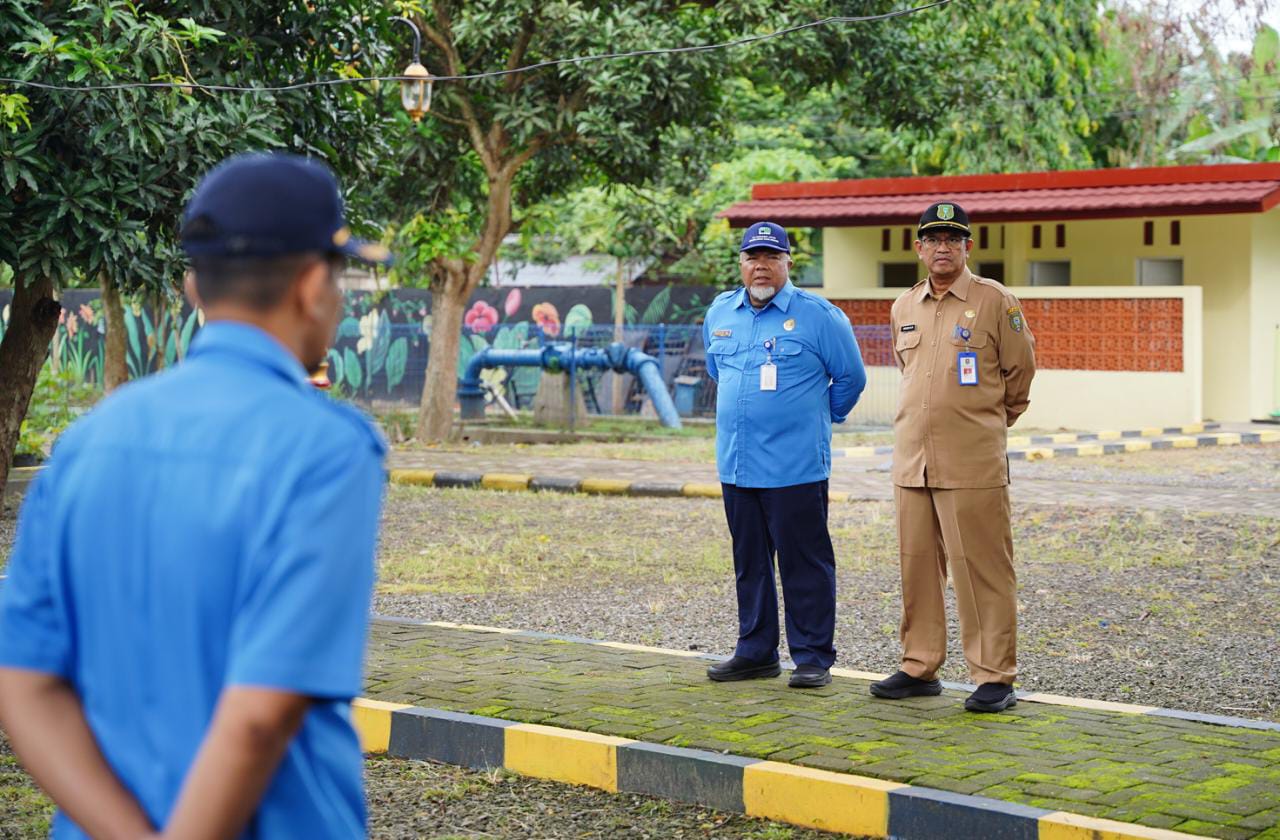 Serahkan SK Pensiun Kepada Pegawai PDAM, Wali Kota Pesan Pensiunan Tetap Produktif