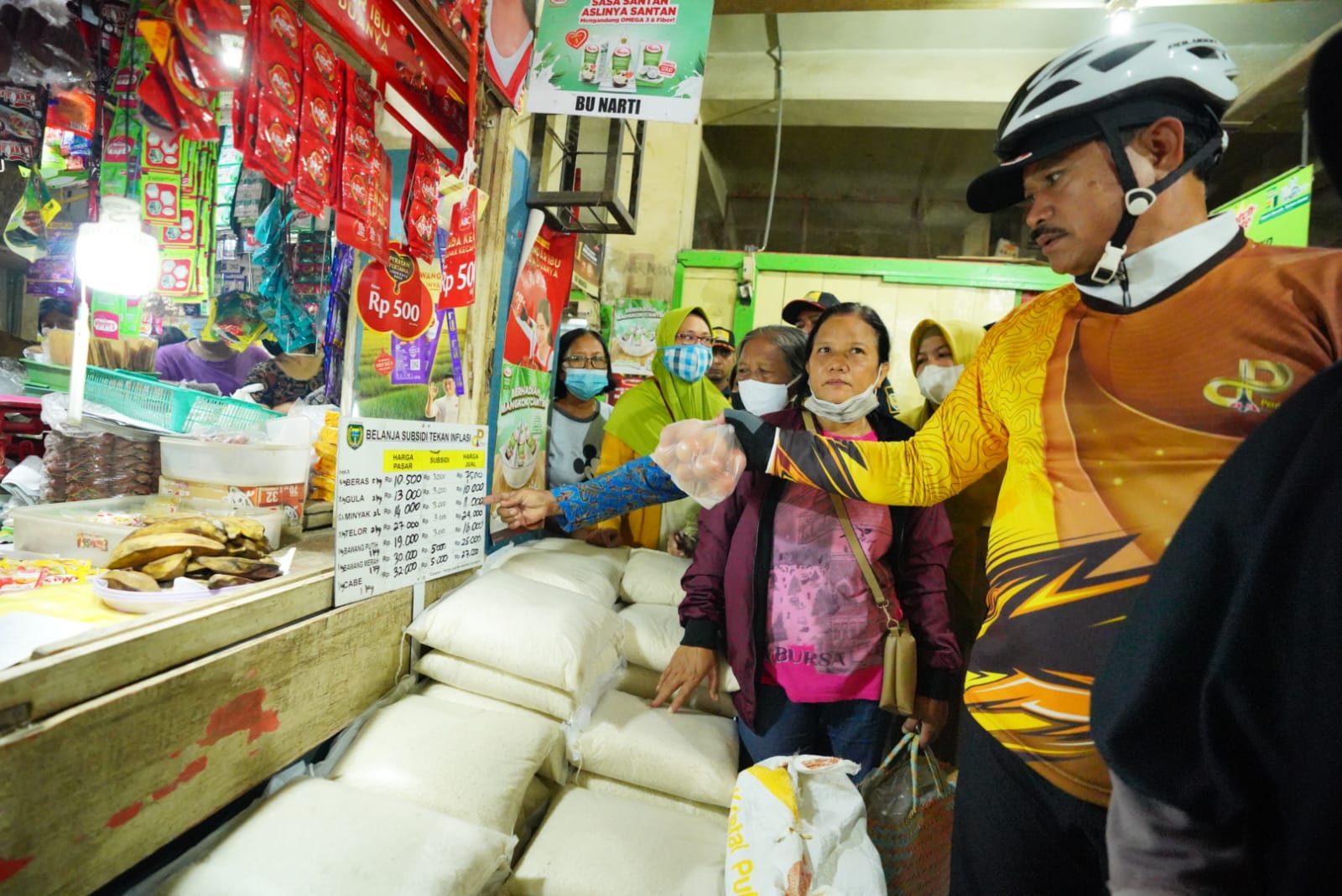 Gowes Pagi, Wali Kota Cek Warung Inflasi Hingga Beri Bantuan Lansia Ngebrok