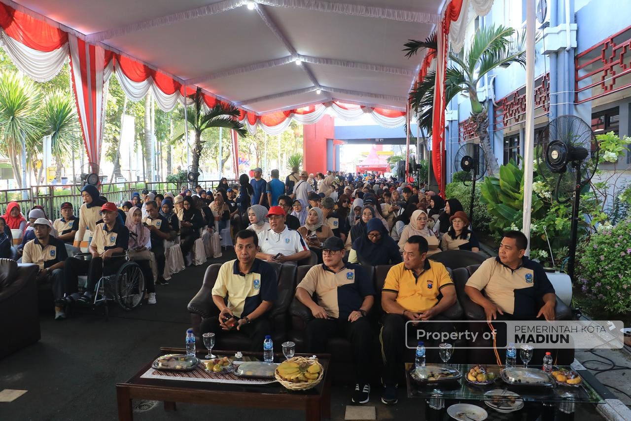 Hadiri Jalan Santai RSUD dr Soedono, Plt Wali Kota Pesan Semangat Melayani Masyarakat Terus Dijaga