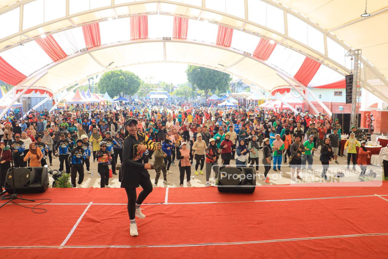 Tutup Rangkaian Perayaan HUT ke-80 TNI, Korem 081/Dhirotsaha Jaya Gelar Fun Bike dan Senam Bersama