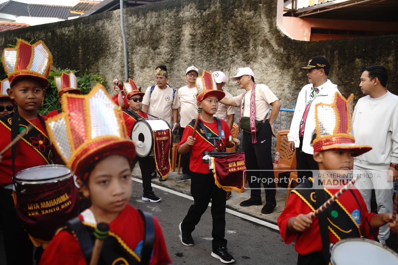 Berangkatkan Jalan Santai Budaya HUT ke-26 Paroki Mater Dei Madiun, Wali Kota Beri Selamat dan Apresiasi Kegiatan