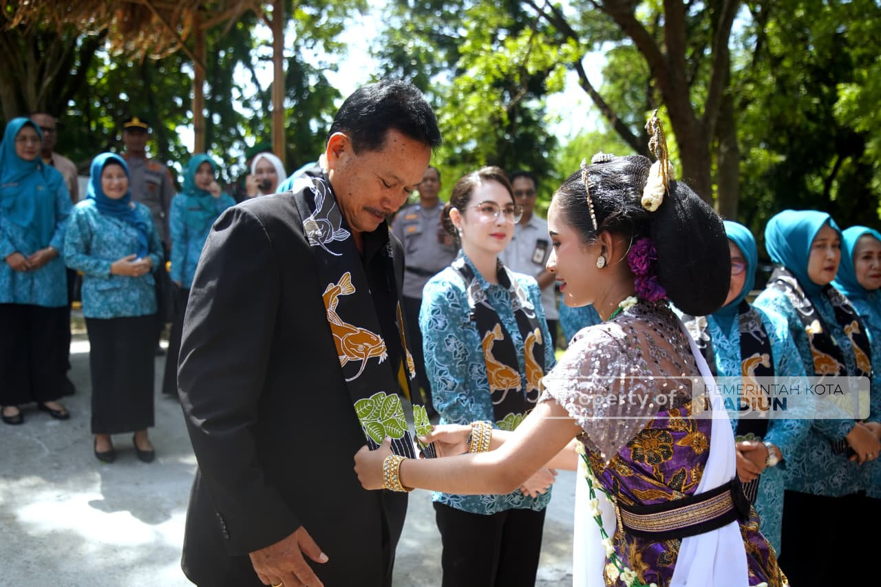 Hadiri Pencanangan Kampung Mandiri Mahesa Terintegrasi Berbasis Teknologi, Arumi: Perubahan dan Peningkatan Luar Biasa!
