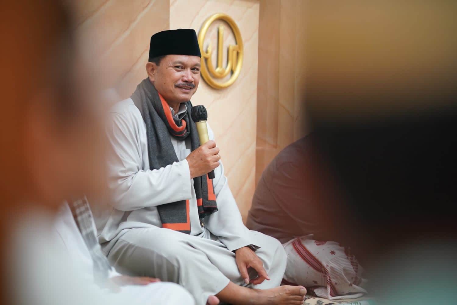 Salat Isya di Masjid Al-Furqon, Wali Kota Belanja Masalah Langsung dari Jamaah