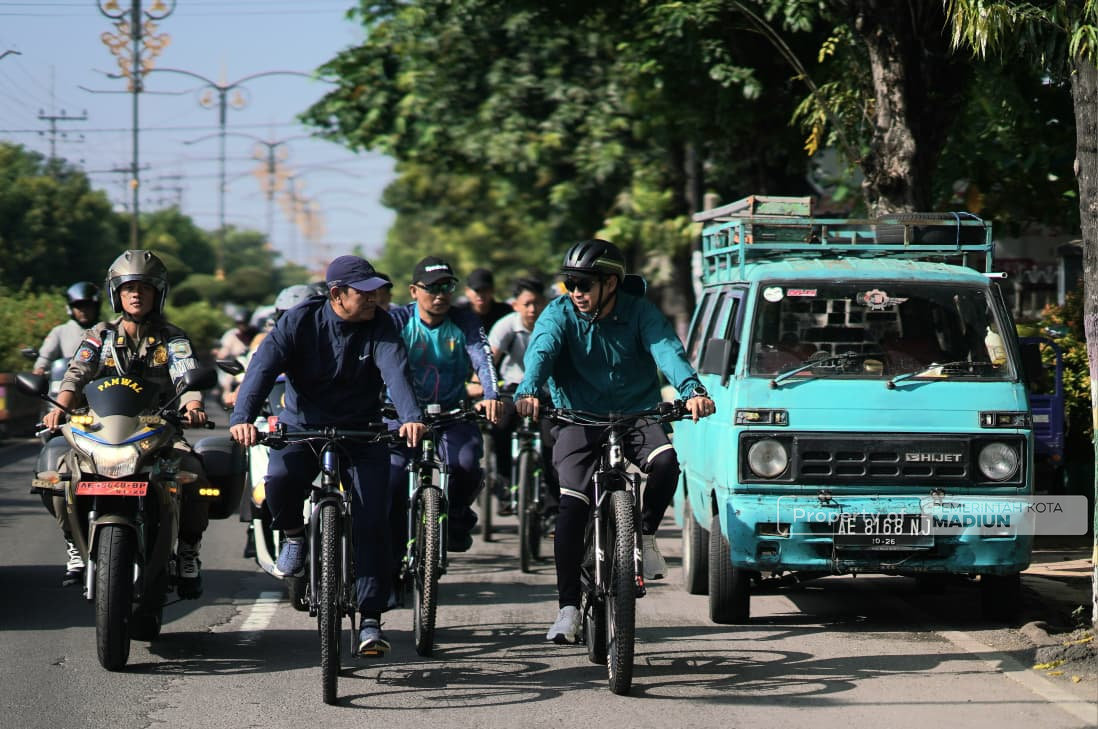 Tinjau Kawasan Perbatasan, Plt Wali Kota Madiun Tekankan Kualitas Infrastruktur Penunjang Ekonomi saat Gowes Pagi