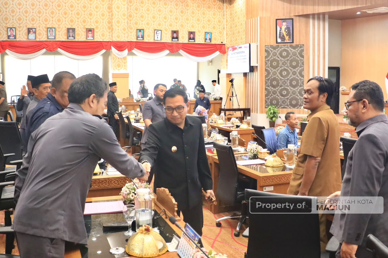 Sampaikan Nota Penjelasan Empat Raperda, Plt Wali Kota Madiun Tekankan Penyesuaian Regulasi