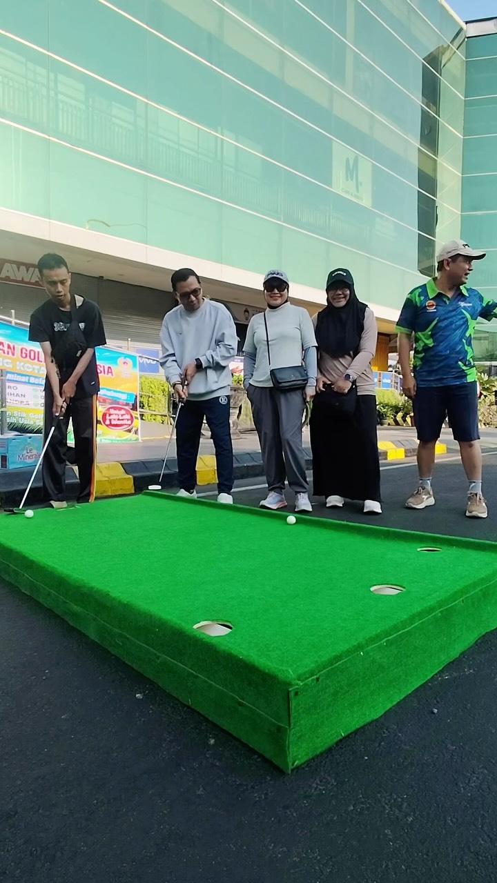 Saya melihat Car Free Day (CFD) Kota Madiun, terus berkembang. Kemarin Minggu (20/9), sudah memasuki pelaksanaan keempat...