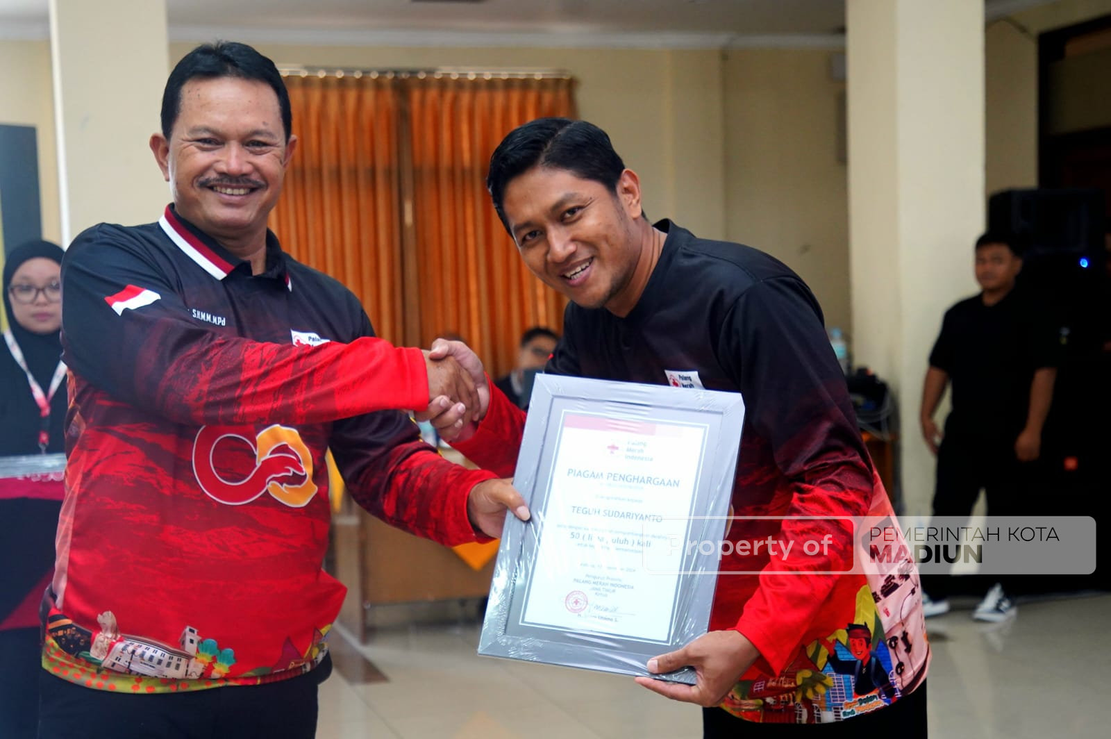 Hadiri HUT ke-80 PMI, Wali Kota Madiun Apresiasi Pendonor Setia dan Bagikan Penghargaan