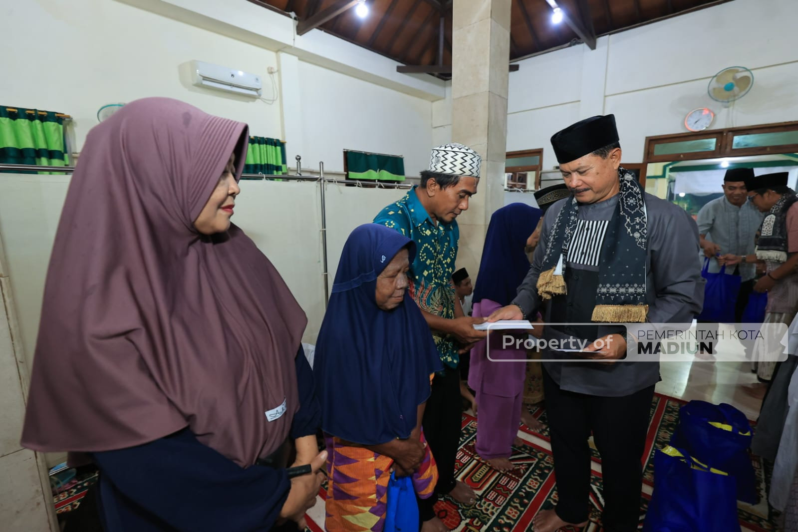 Safari Salat Isya, Salat Jemaah hingga Serahkan Santunan Warga