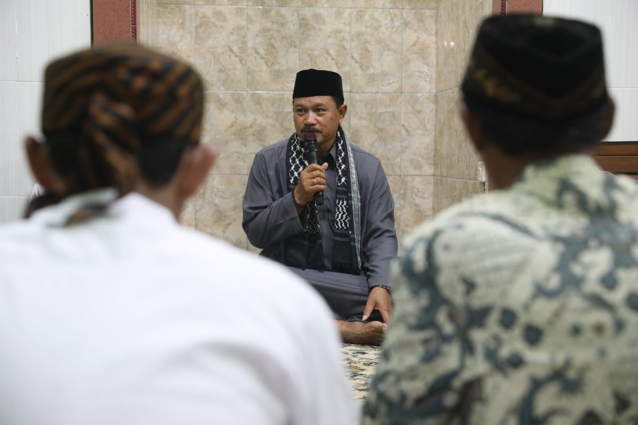 Isya Berjamaah di Musala Baitul Muttaqin, Wali Kota Ajak Masyarakat Sampaikan Aspirasi